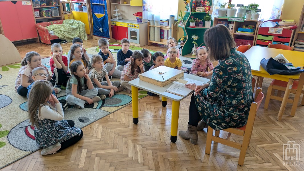 Biblioteka Gorlice, Bibliotekarka zapoznaje starszaki z terminologią dotyczącą teatru.jpg